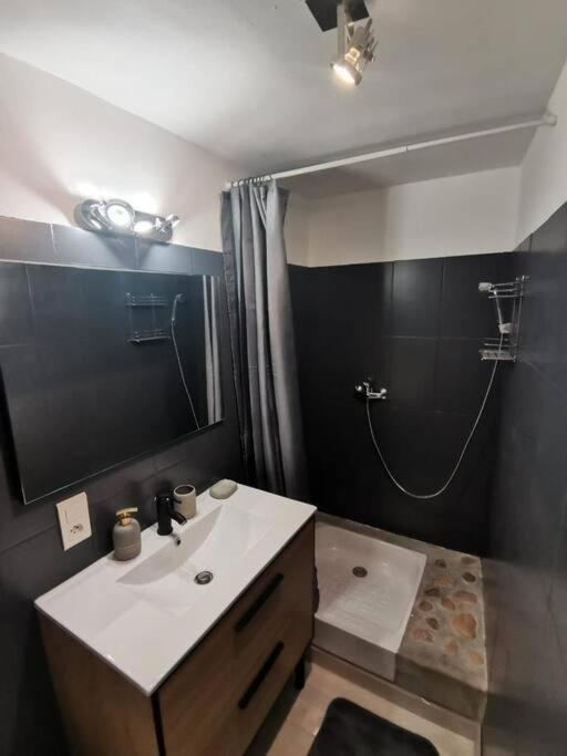 Charmant Appartement Au Calme Saint-Georges-de-Luzençon Exterior photo