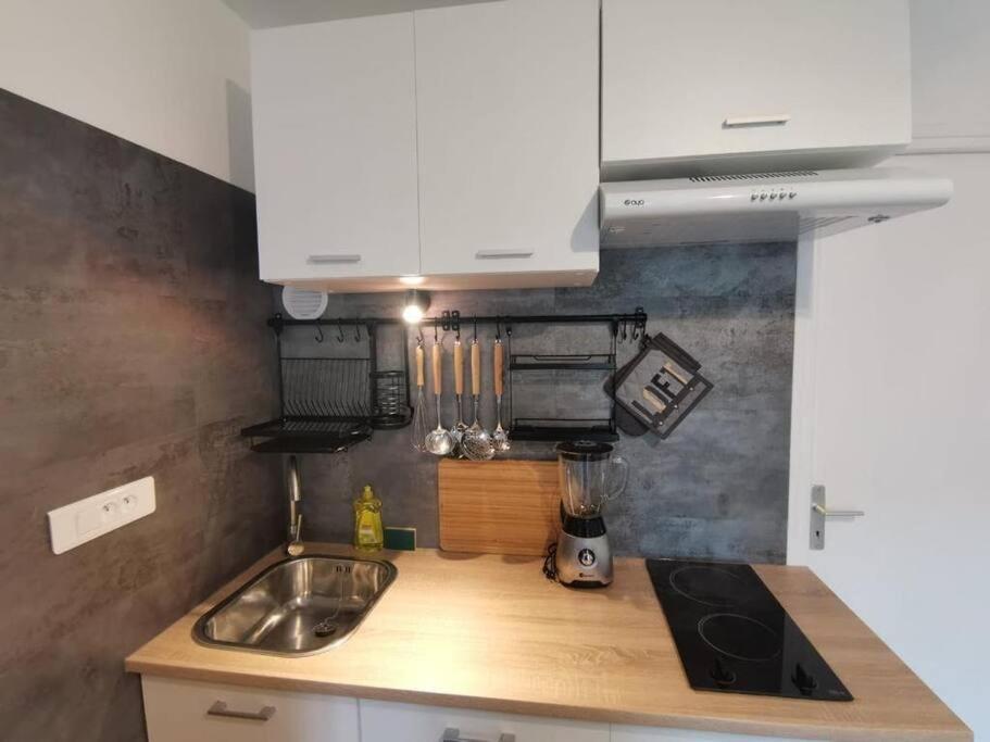 Charmant Appartement Au Calme Saint-Georges-de-Luzençon Exterior photo